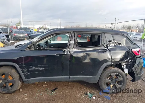 2018 Jeep Compass Latitude 4X4 из США, поврежденный, VIN 3C4NJDBB0JT313921